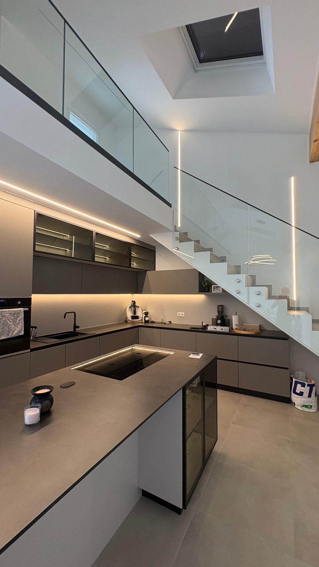 Cuisine avec escalier LED
