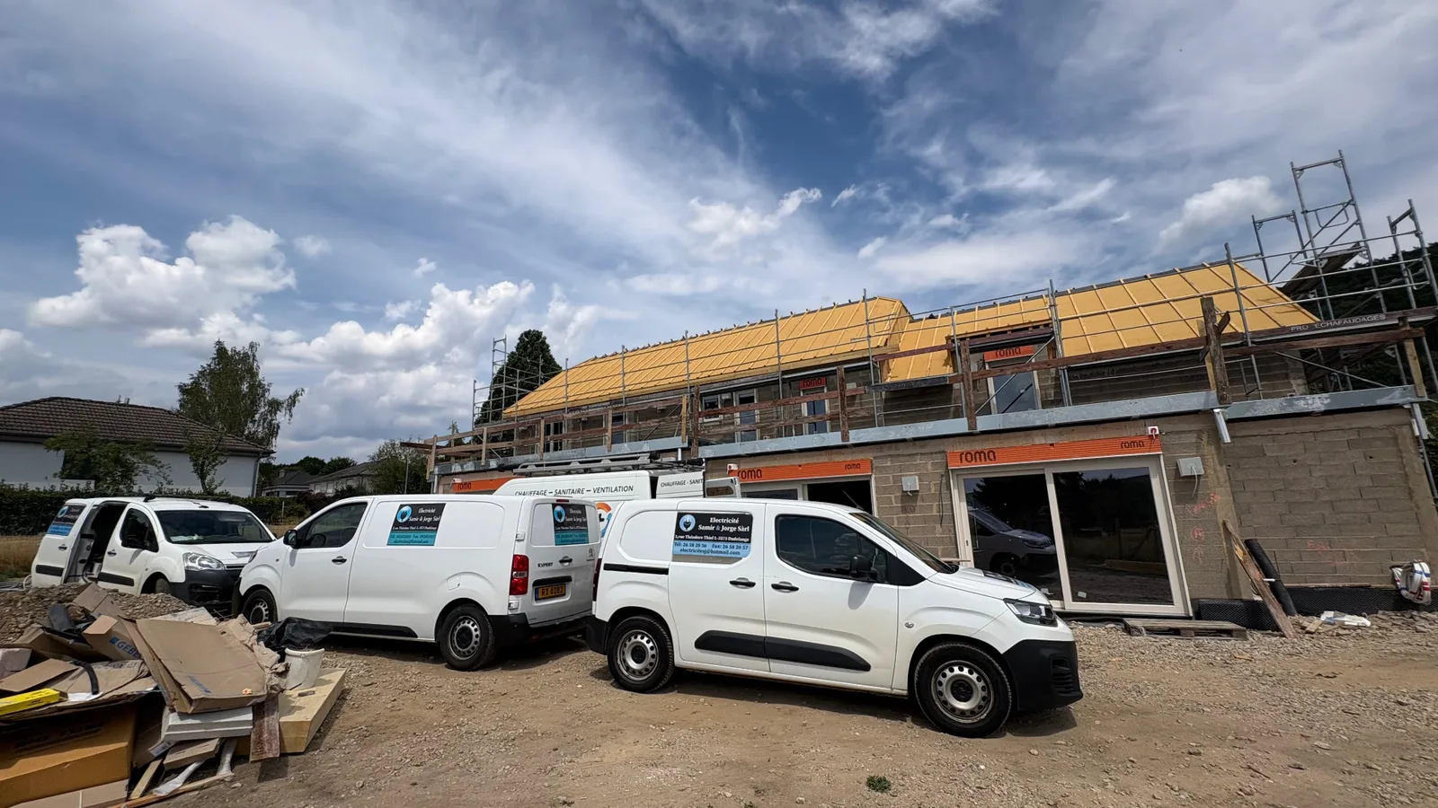 Véhicules Electricité Samir & Jorge sur un chantier au Luxembourg