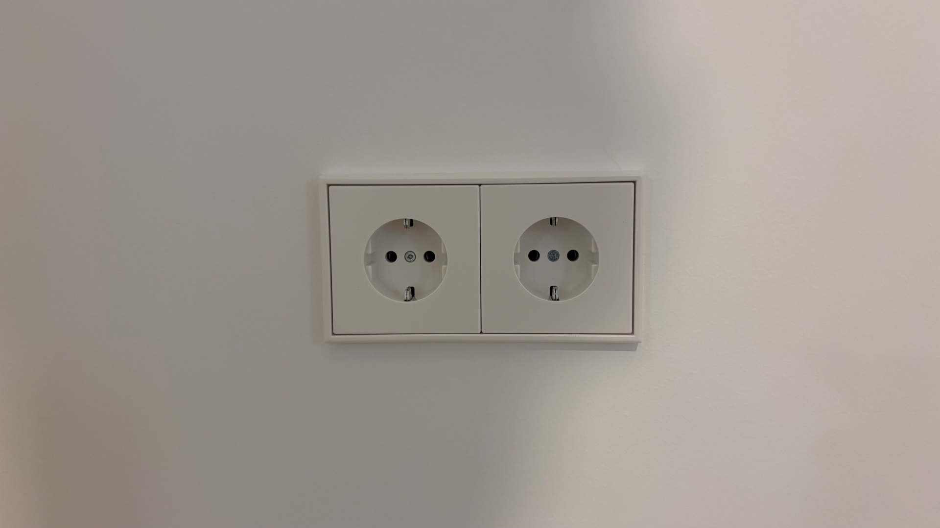 JUNG LS 990 White — Double prise Schuko