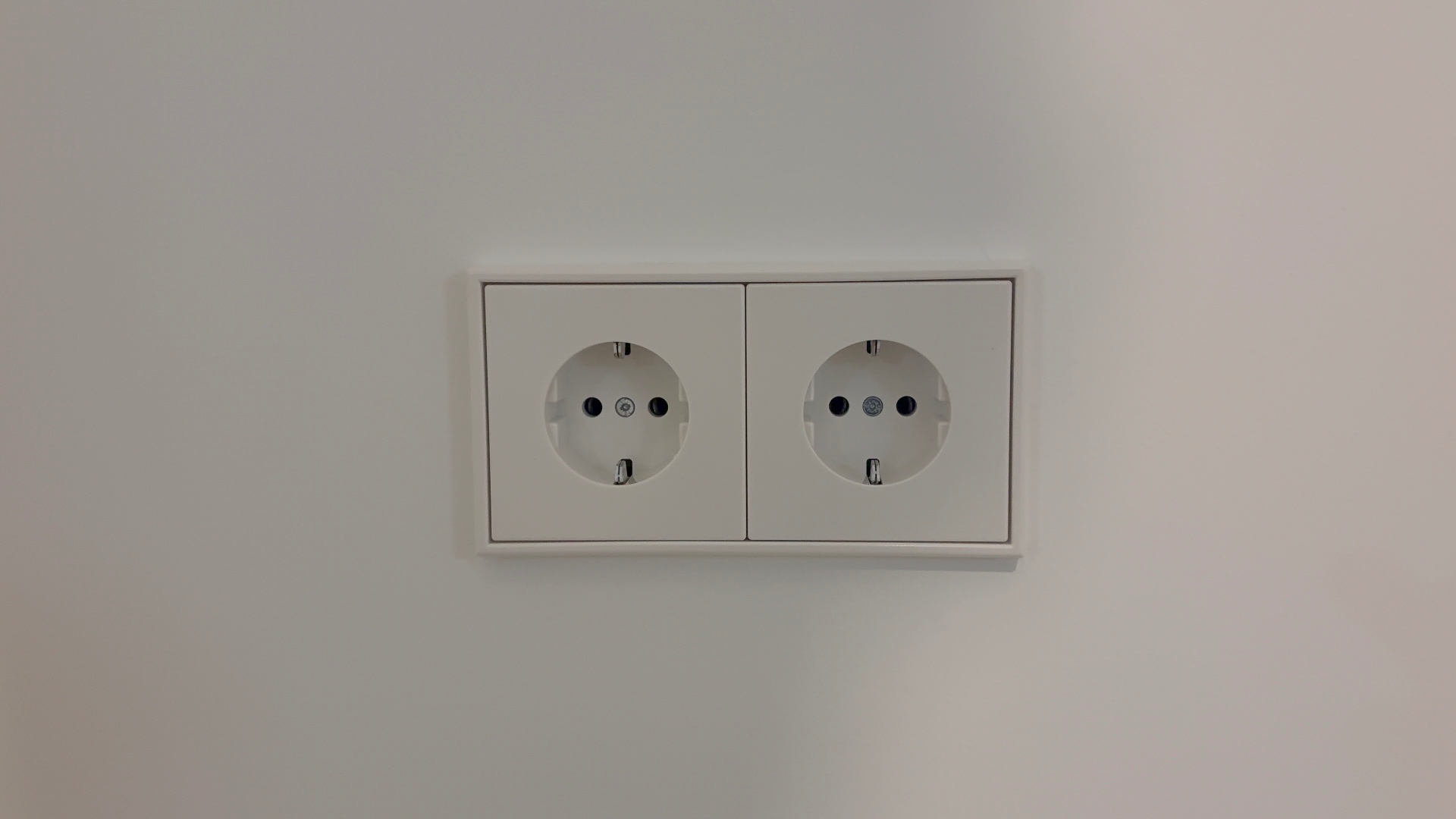 JUNG LS 990 White — Double prise Schuko