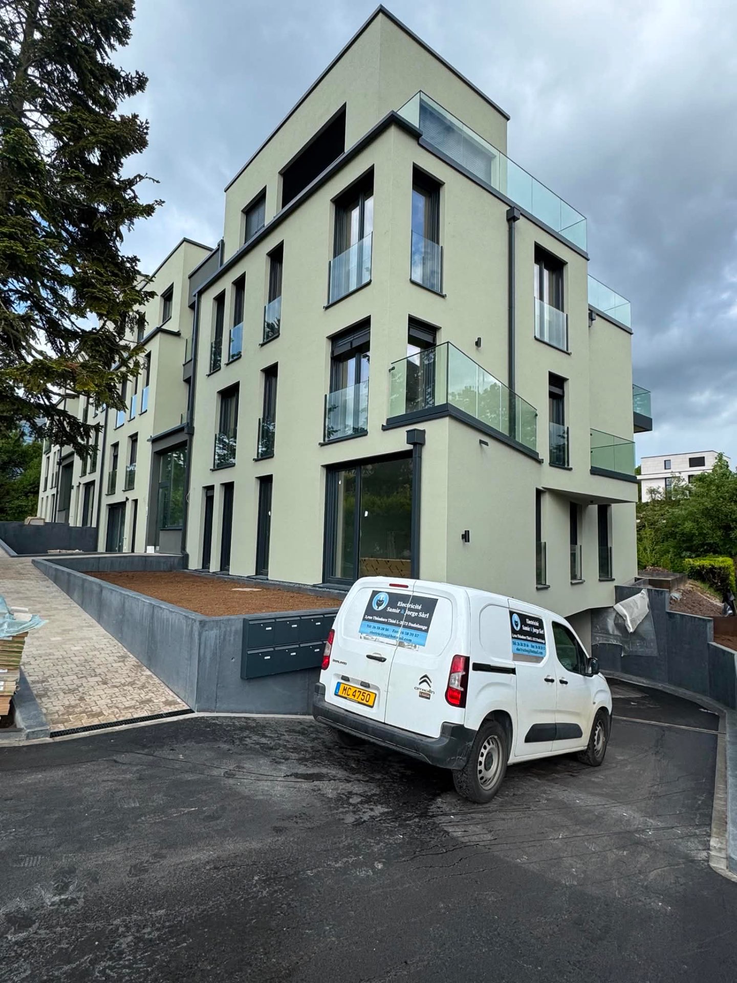 Chantier résidence moderne avec véhicule Electricité Samir & Jorge à Dudelange