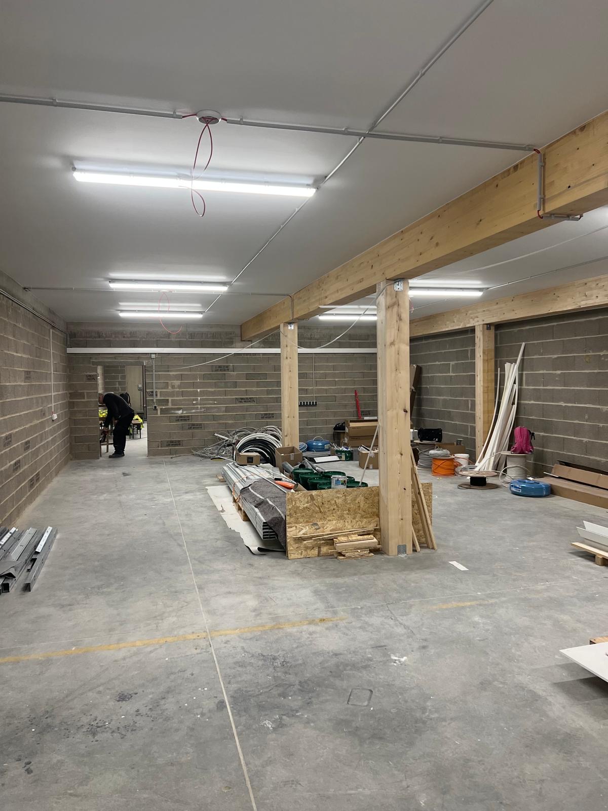 Installation éclairage néon dans cave en chantier