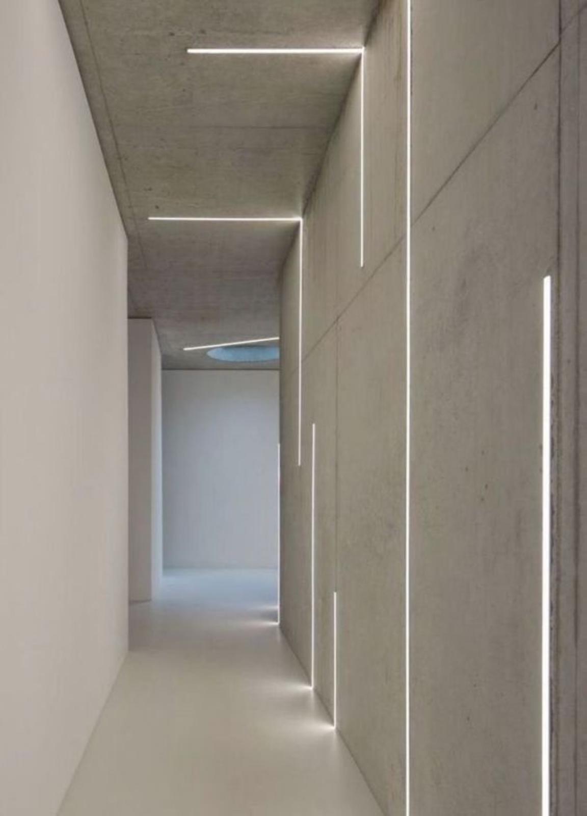 Éclairage encastré couloir en béton