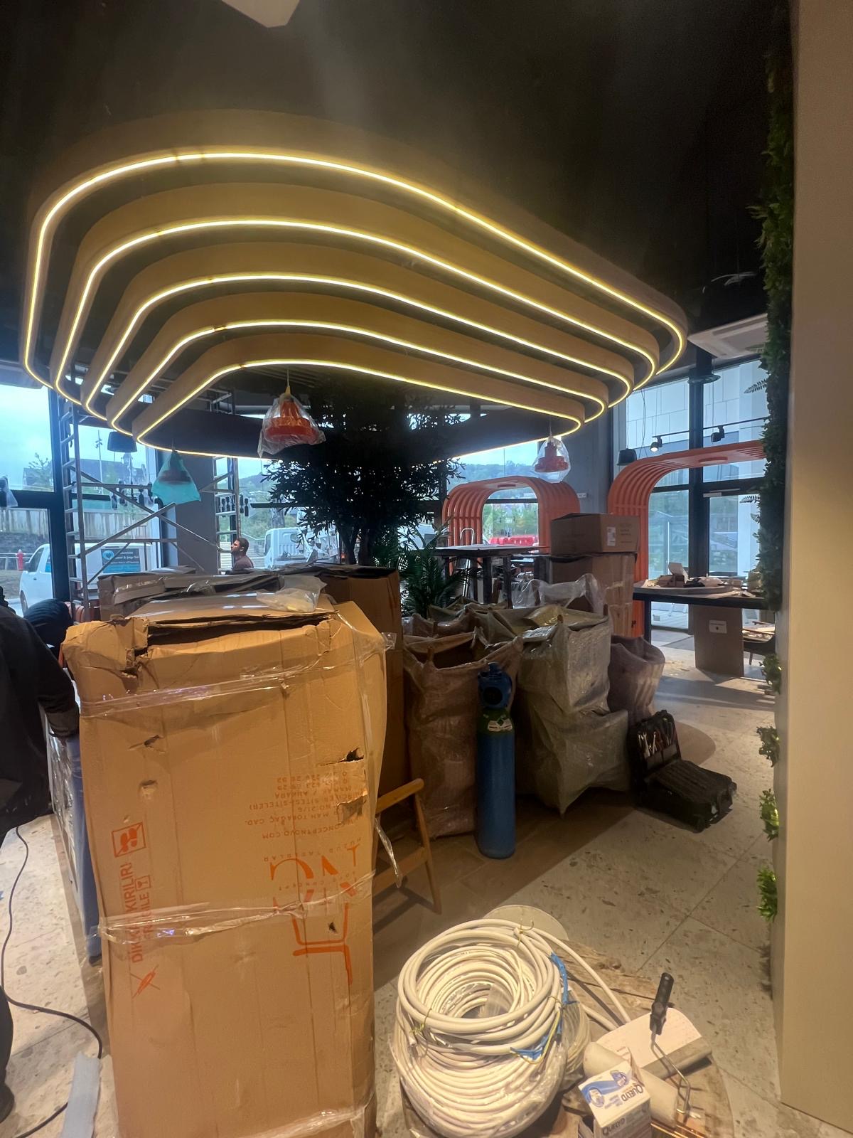 Détail d'un poste de coiffure dans le salon à Esch-sur-Alzette, Luxembourg, montrant des prises électriques discrètes de marque JUNG et un excellent éclairage.