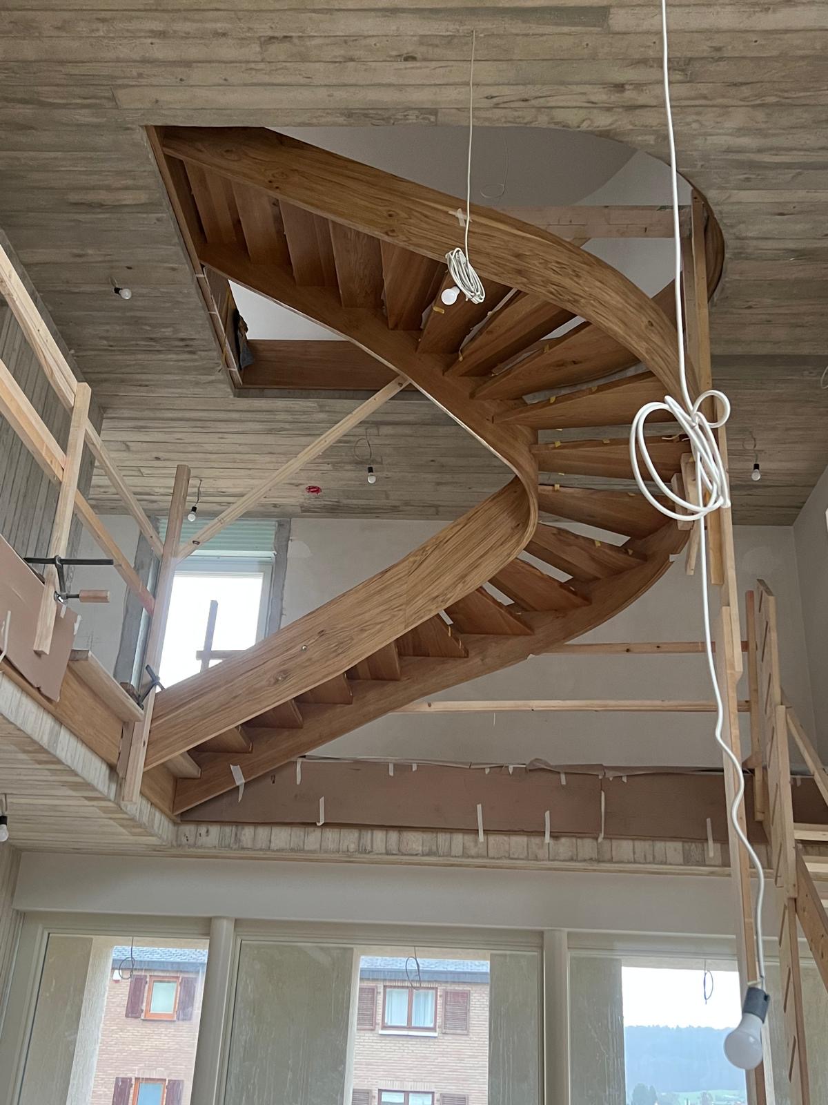 Escalier hélicoïdal en bois avec préparation éclairage
