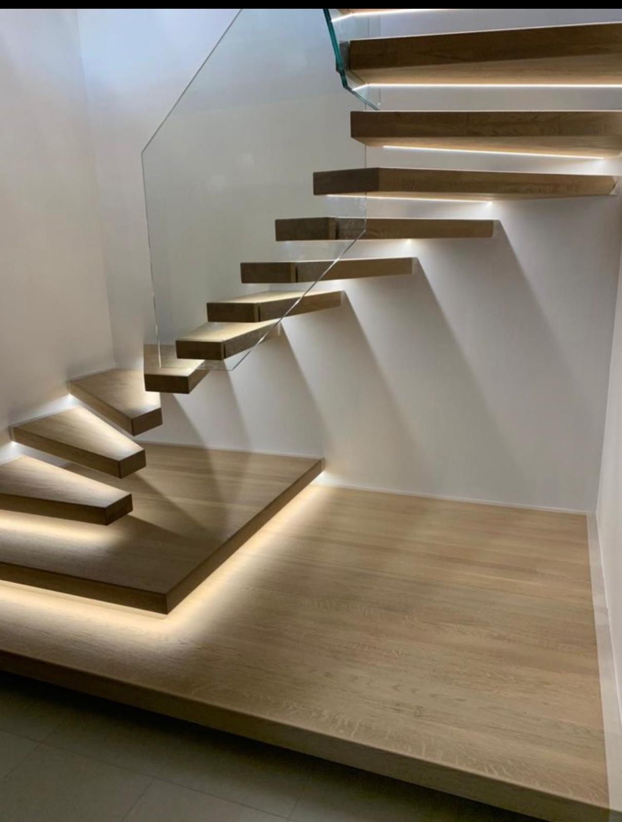 Escalier flottant avec éclairage LED intégré