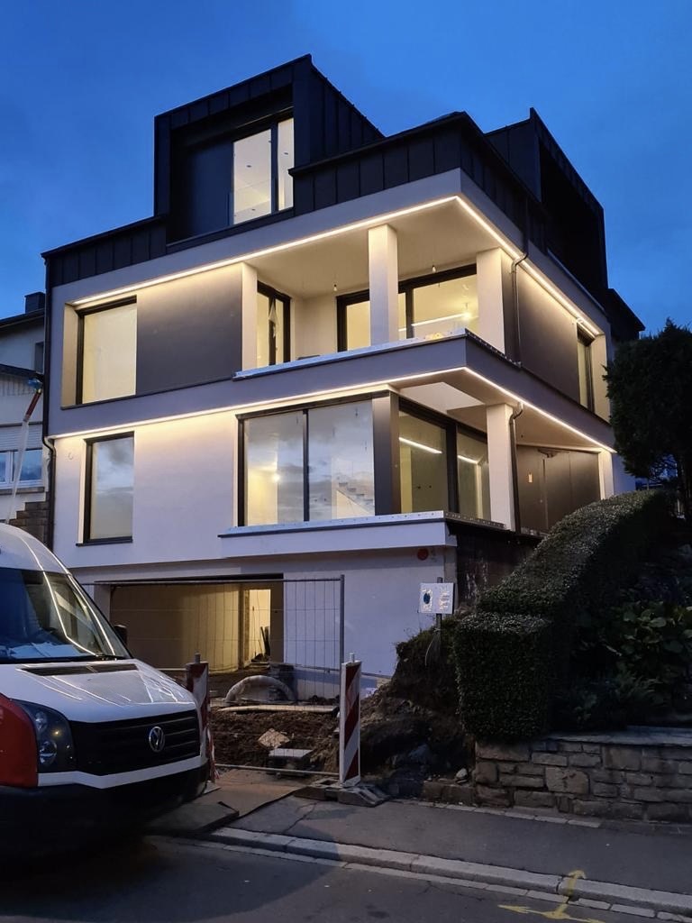 Façade maison avec éclairage LED extérieur