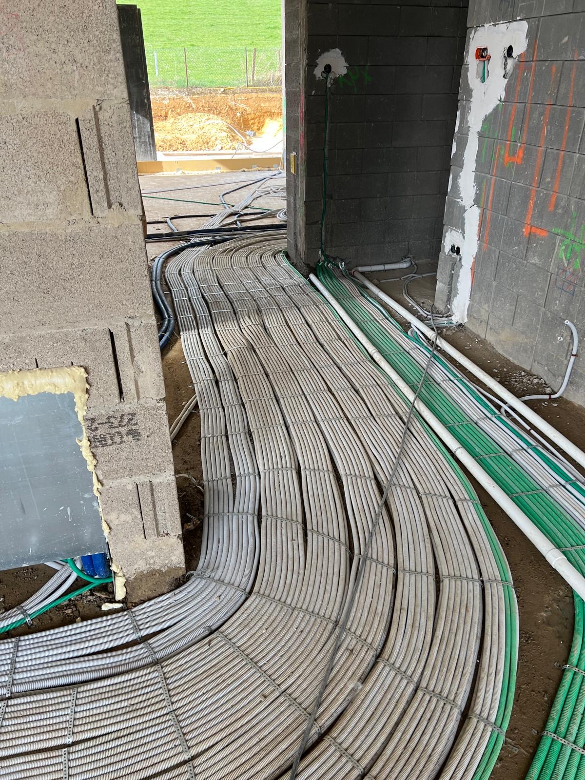 Gainage électrique au sol sur dalle en chantier neuf