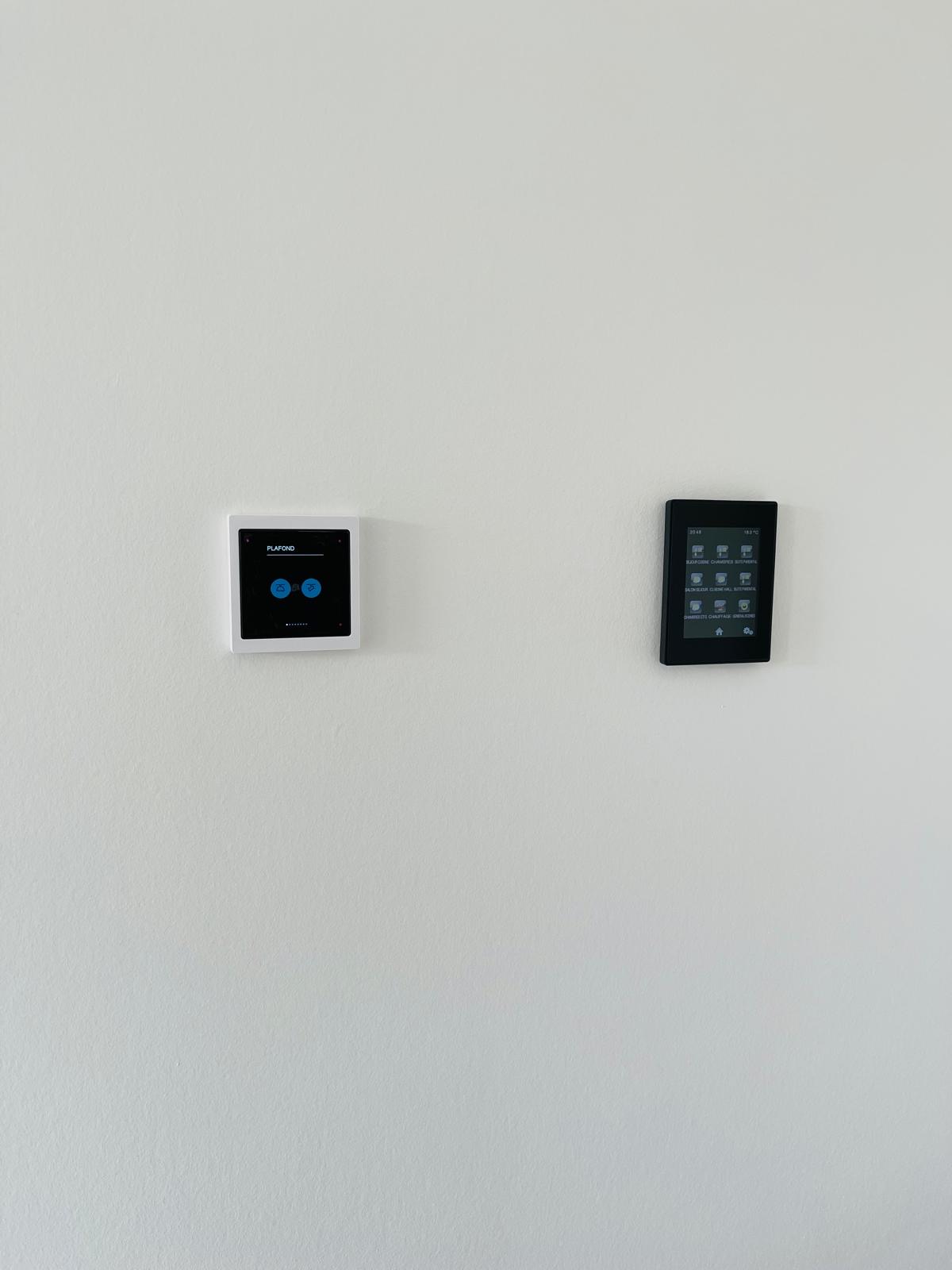 Double commande KNX : interrupteur tactile blanc et écran de contrôle général