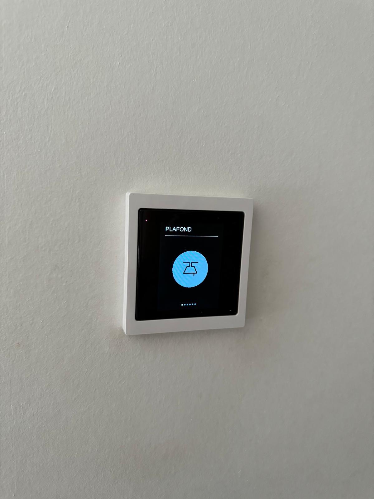 Interrupteur KNX tactile - commande éclairage plafond