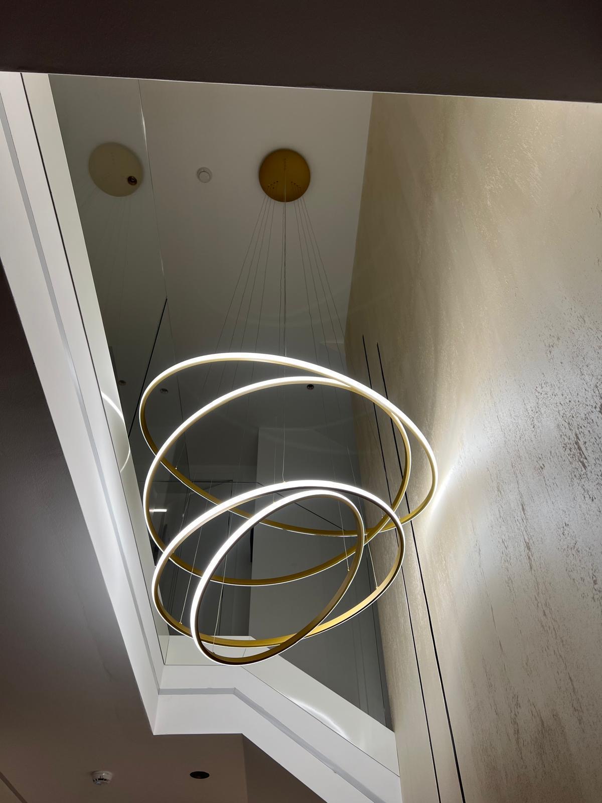 Lustre design anneaux dorés LED