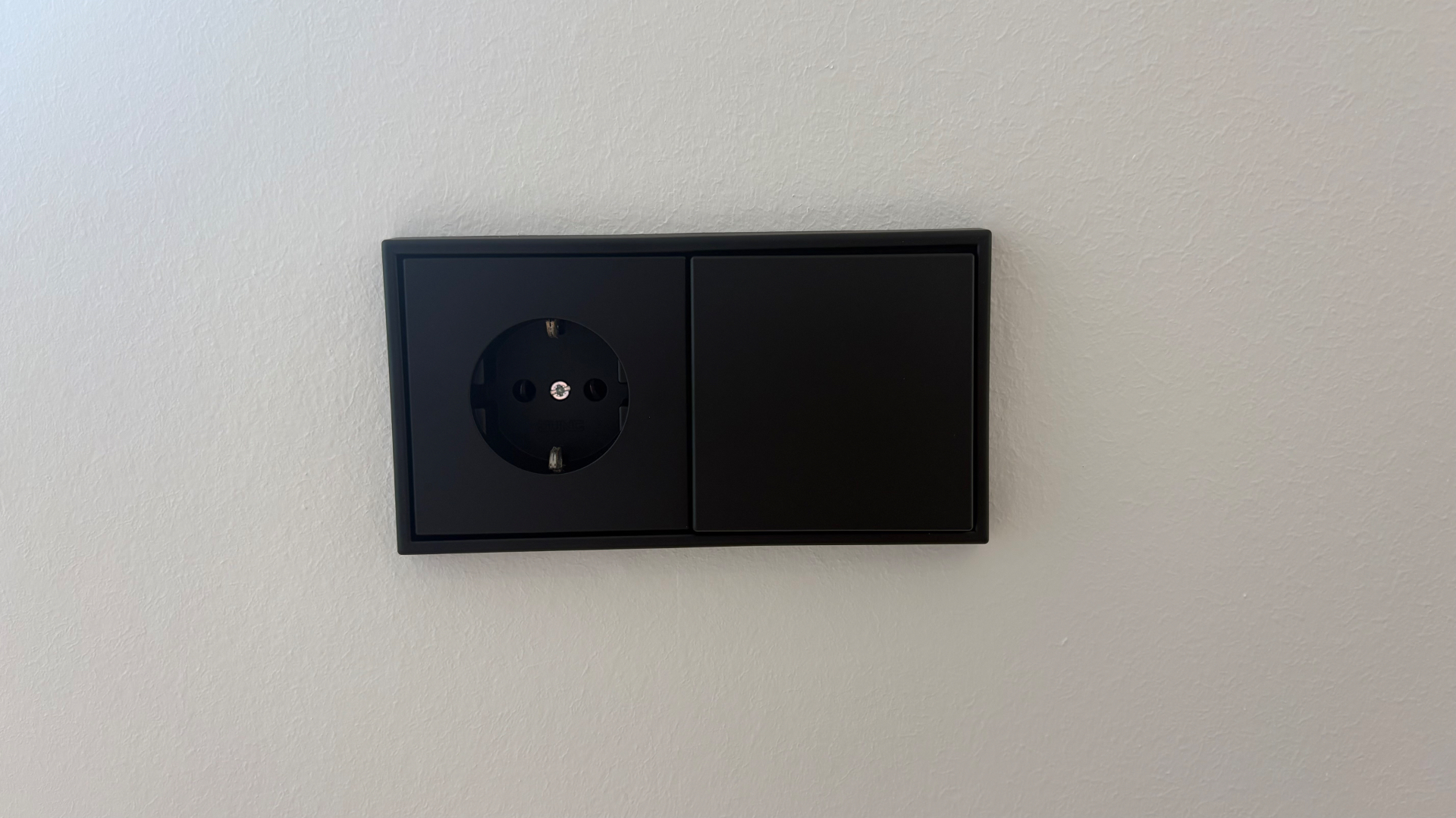 JUNG LS 990 Matte Black — Prise + interrupteur