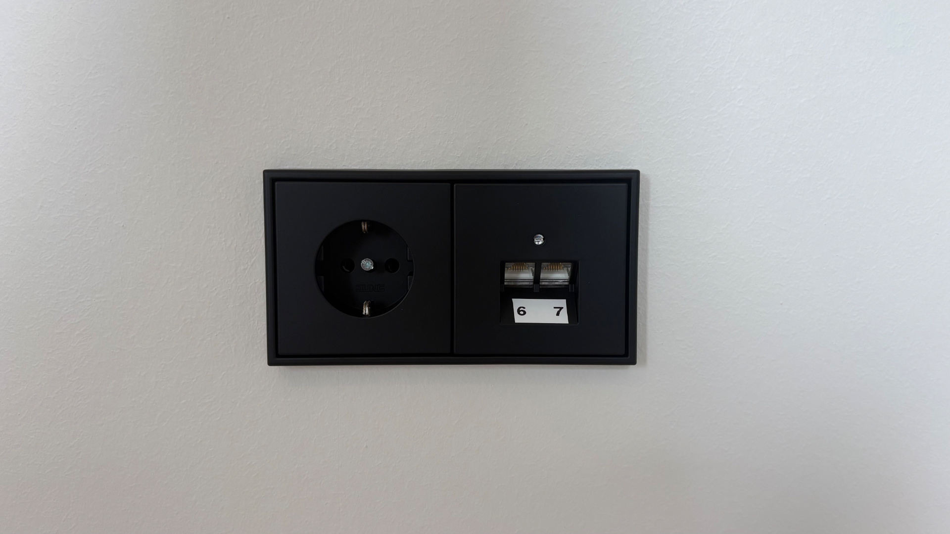 JUNG LS 990 Matte Black — Prise + RJ45