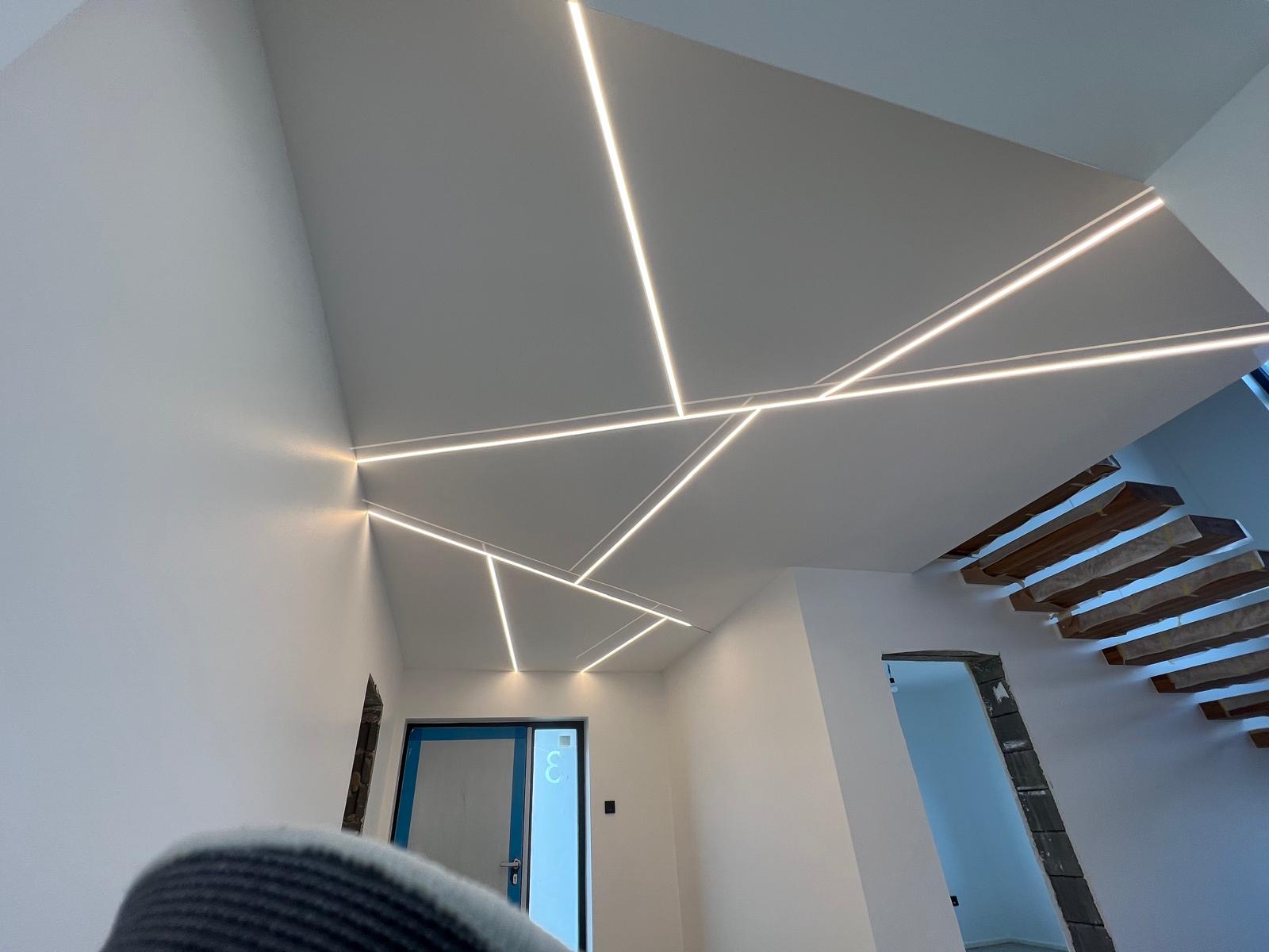 Profilés LED encastrés au plafond - composition graphique