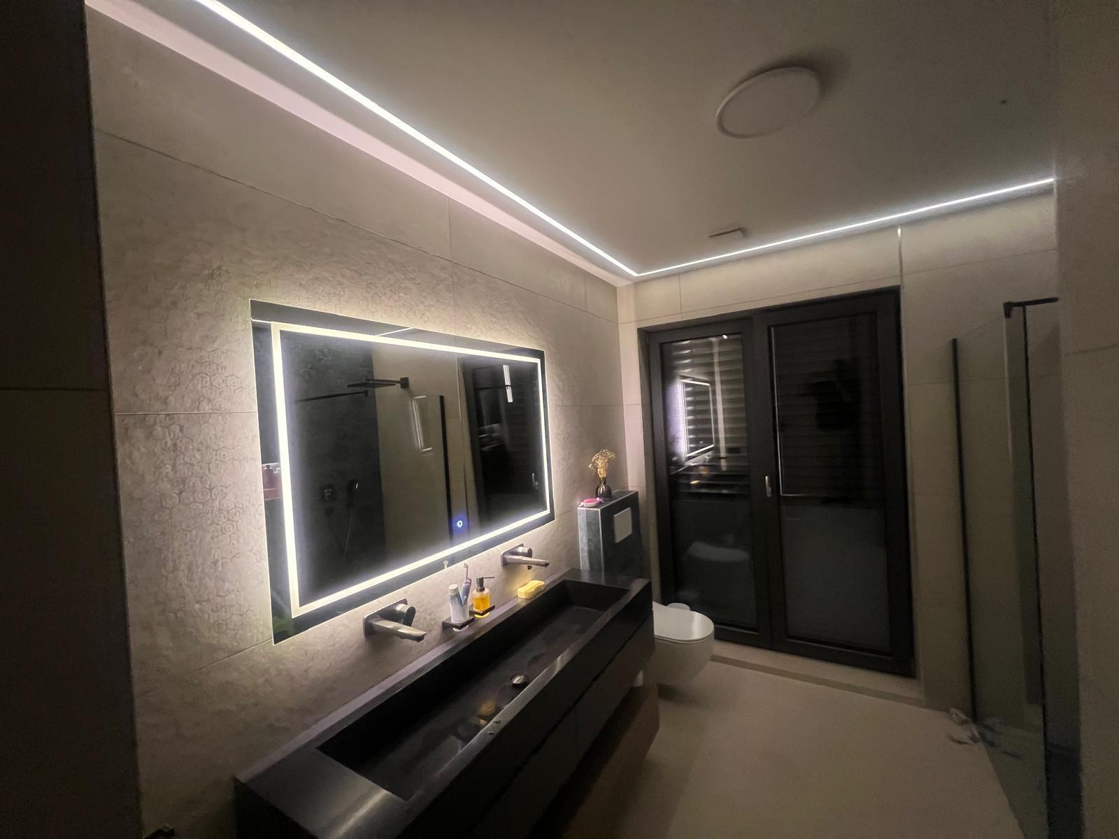 Salle de bain avec miroir LED et éclairage encastré