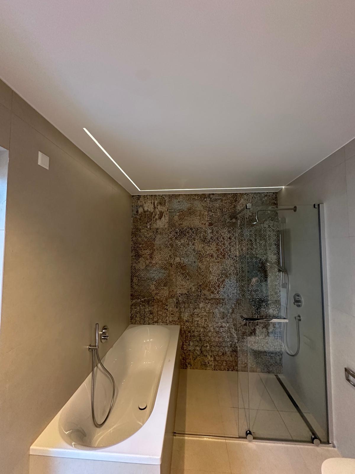 Salle de bain avec ruban LED encastré au plafond