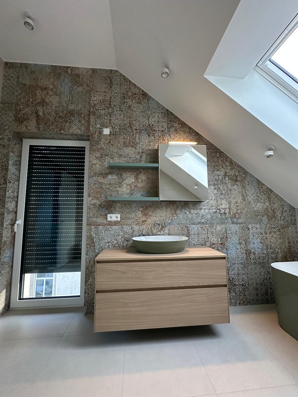 Salle de bain mansardée avec éclairage mural LED