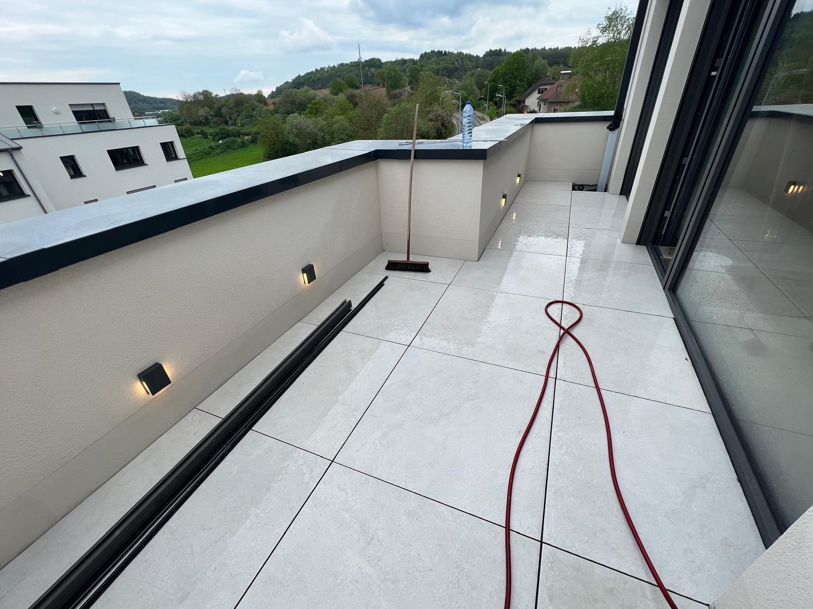 Terrasse avec spots encastrés muraux